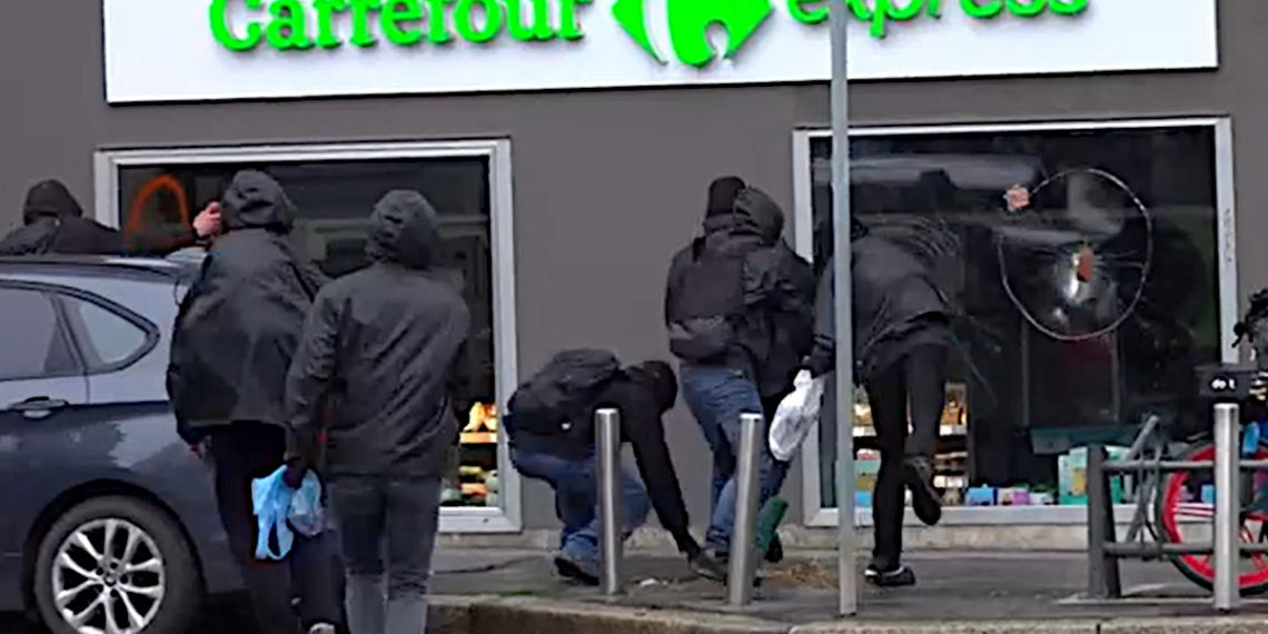 Fotogramma dal video dell’assalto a un supermercato Carrefour avvenuto durante il corteo pro Palestina di sabato 24 febbraio 2024 a Milano