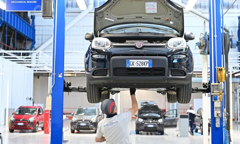 Caso Stellantis. Bentivogli: «Auto, abbiamo un problema. Produciamo la metà della Slovacchia»