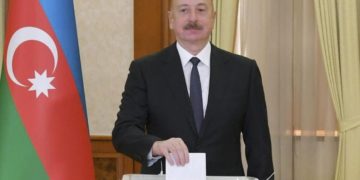 Il dittatore Ilham Aliyev vota alle elezioni presidenziali in Azerbaigian