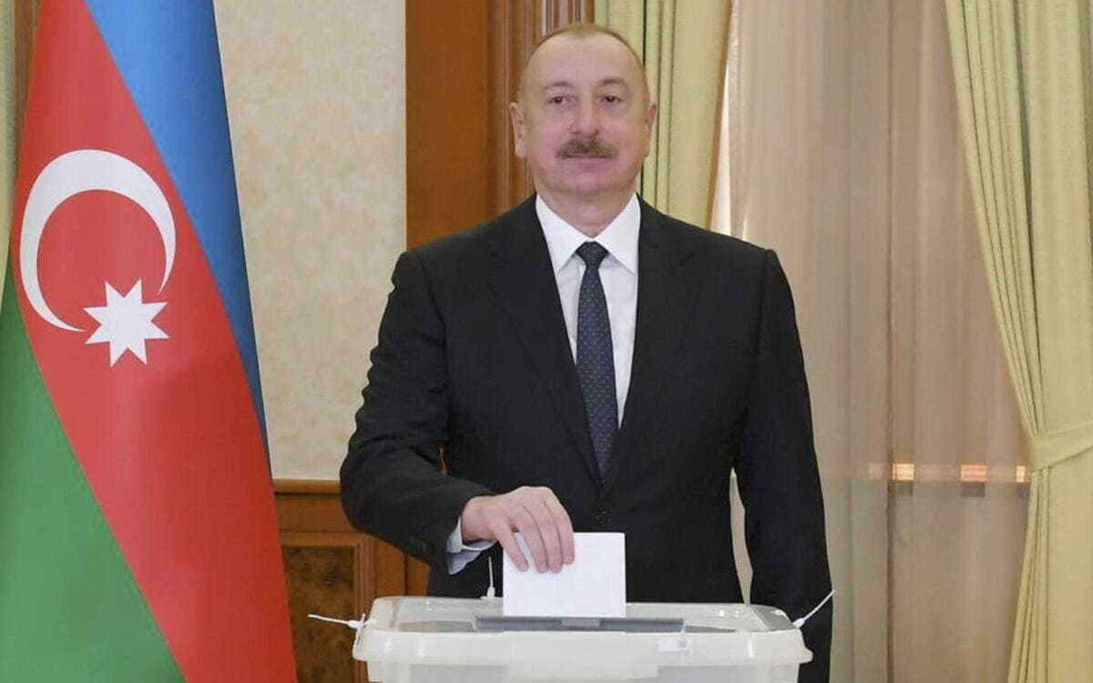 Il dittatore Ilham Aliyev vota alle elezioni presidenziali in Azerbaigian