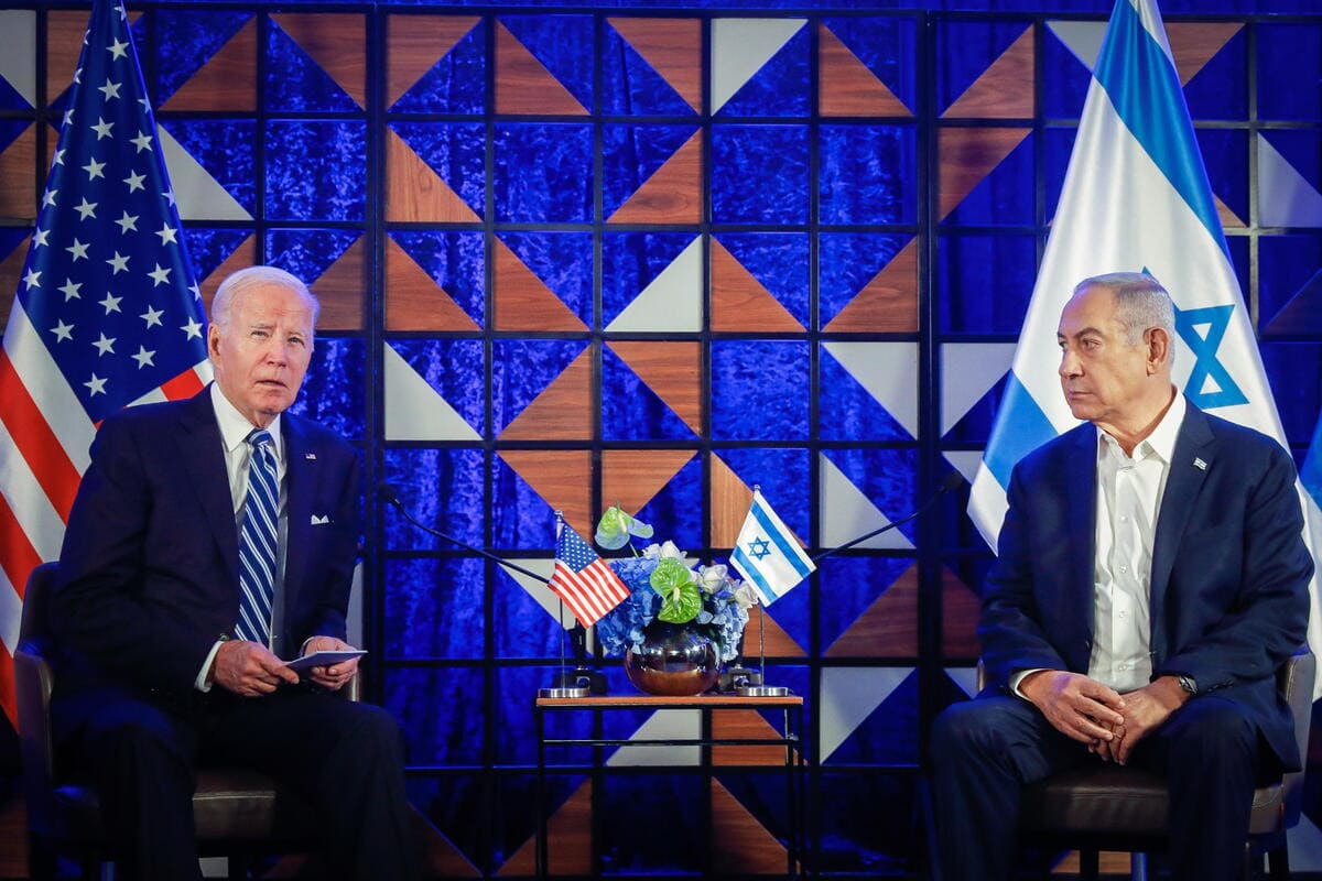 Il presidente americano Joe Biden con quello israeliano Benjamin Netanyahu Tel Aviv, 18 ottobre 2023 (Ansa)