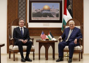 Il segretario di Stato americano Antony Blinken con il presidente palestinese Mahmoud Abbas, Ramallah, 7 febbraio 2024 (Ansa)