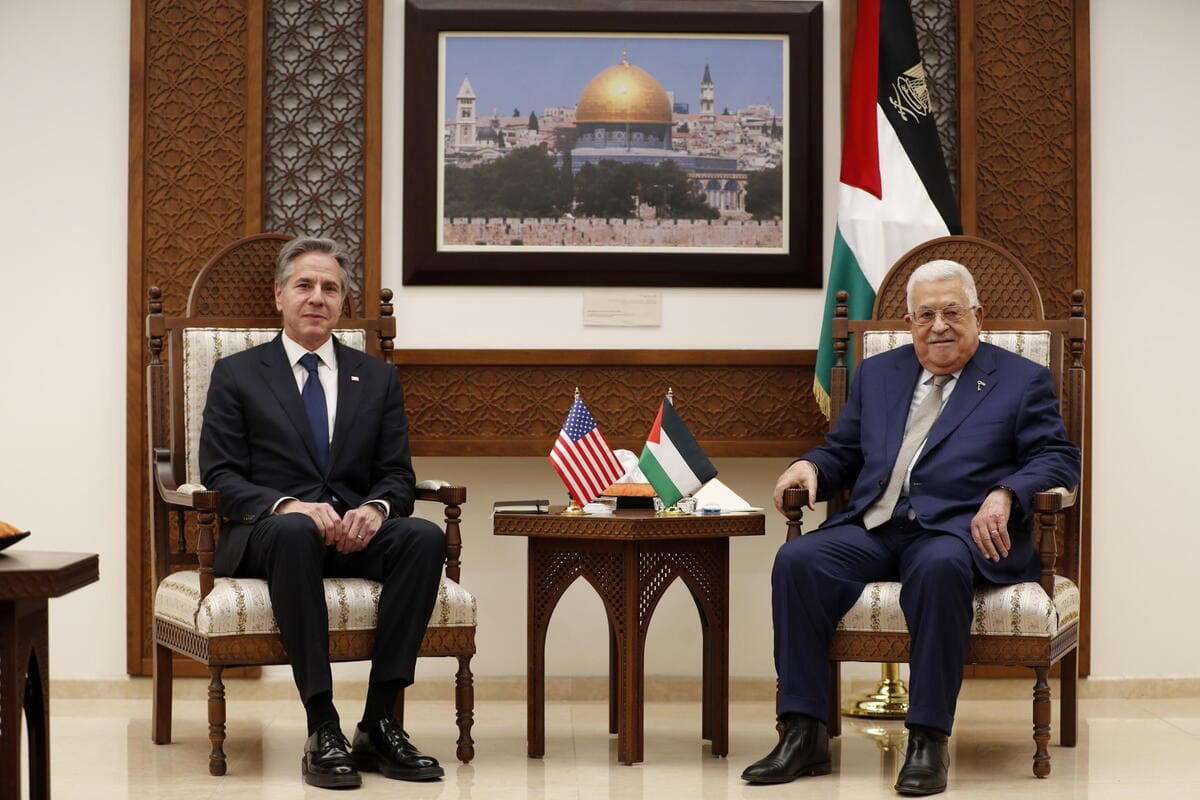 Il segretario di Stato americano Antony Blinken con il presidente palestinese Mahmoud Abbas, Ramallah, 7 febbraio 2024 (Ansa)