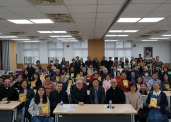 Monsignor Massimo Camisasca (al centro) presenta a Taipei la traduzione cinese del libro "La casa, la terra, gli amici"