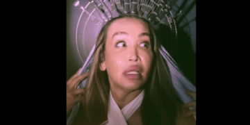 L'icona transgender Cecilia Gentili nel video di presentazione del suo spettacolo Red Ink