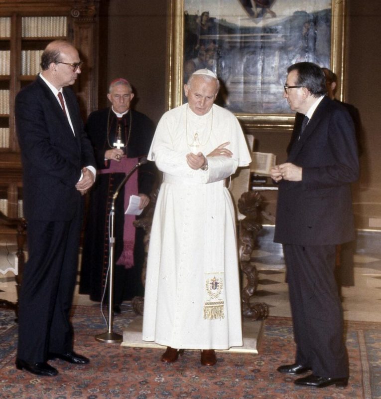 Firma del Concordato tra Stato italiano e Vaticano: Bettino Craxi , Papa Giovanni Paolo II e Giulio Andreotti in Vaticano il 18 febbraio 1984 (Ansa)