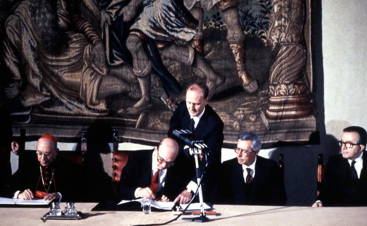 La firma del Concordato tra Stato italiano e Vaticano. Sono presenti: il presidente del Consiglio Bettino Craxi, il cardinale Agostino Casaroli, il ministro degli Esteri Giulio Andreotti, 18 febbraio 1984 (Ansa)