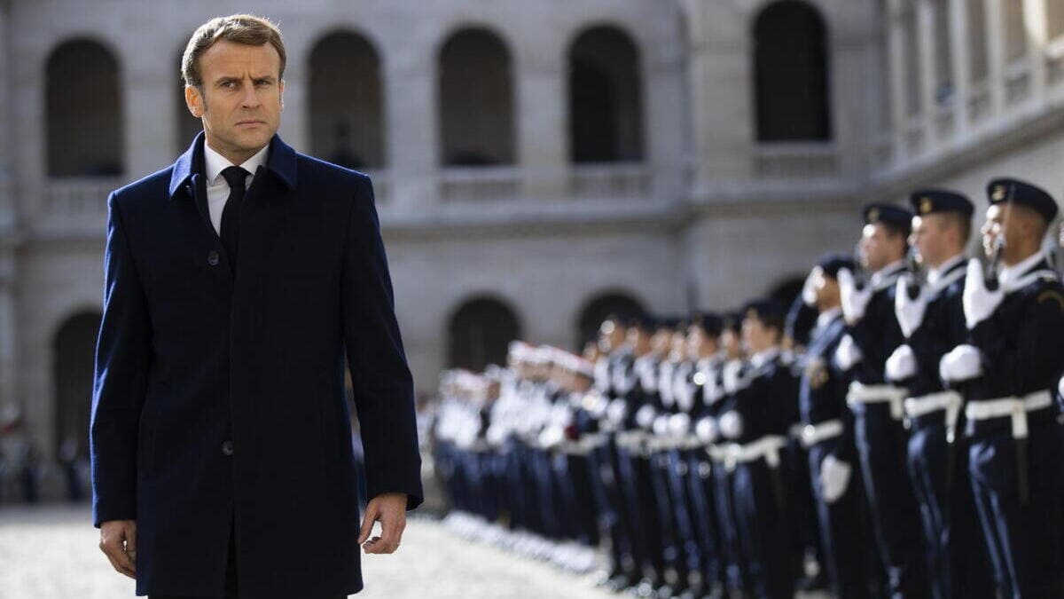 Emmanuel Macron passa in rassegna le truppe durante una cerimonia militare agli Invalides