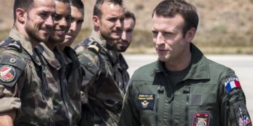 Emmanuel Macron visita una base dell'esercito francese nel 2017