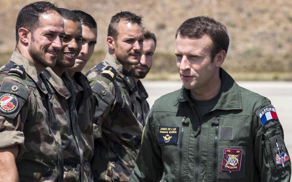 Emmanuel Macron visita una base dell'esercito francese nel 2017