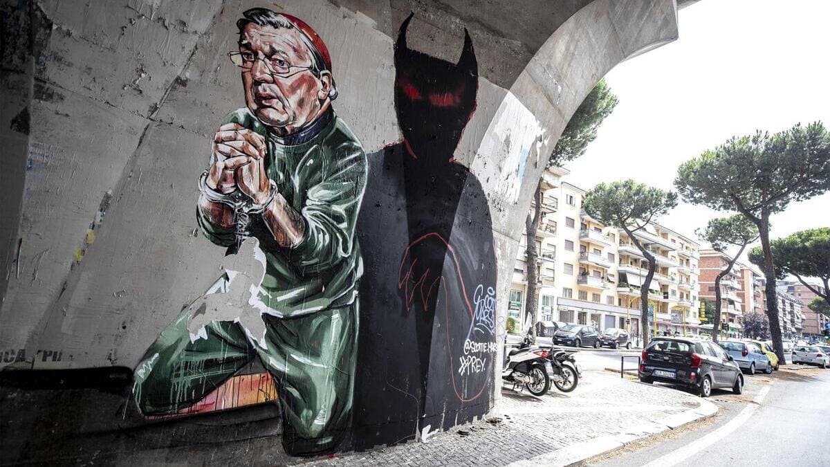 Un murales a Roma mostra il cardinale George Pell in manette