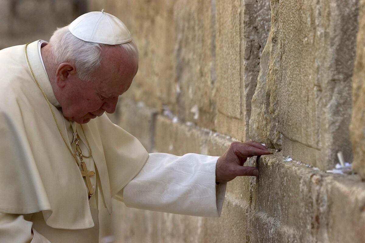 Papa Giovanni Paolo II al Muro del pianto a Gerusalemme, 26 marzo 2000 (Ansa)