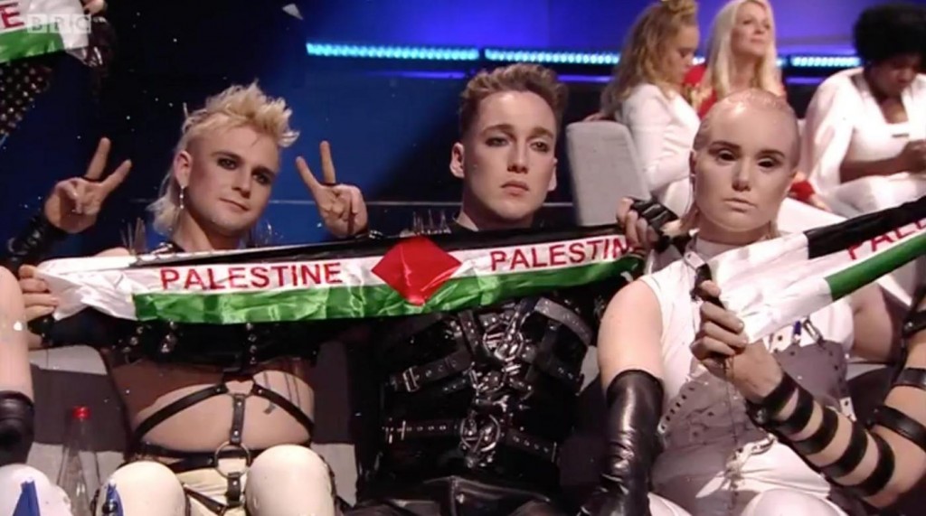 Il gruppo islandese Hatari mostra una sciarpa della Palestina in diretta tv durante l’Eurovision 2019 ospitato a Tel Aviv