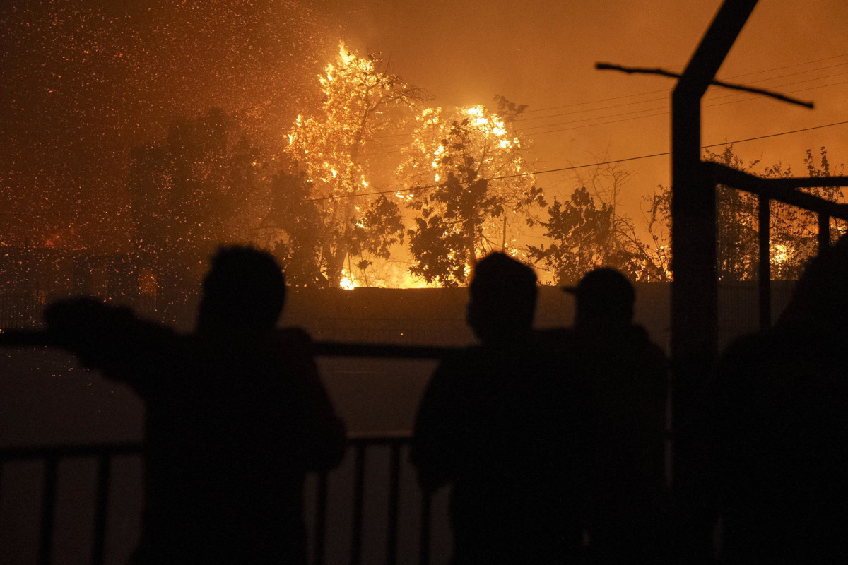 Abitanti di Viña del Mar osservano le fiamme dell’incendio che nei giorni scorsi ha devastato la regione di Valparaíso, Cile, 2 febbraio 2024