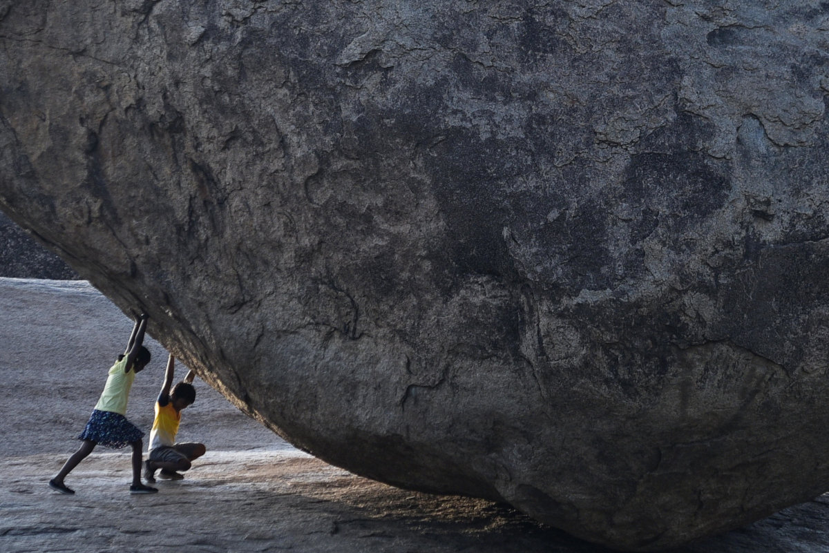 Bambini giocano con la Krishna’s Butterball a Mahabalipuram, India, in occasione della Giornata mondiale del turismo 2023, incentrata in particolare sulla necessità di investire meglio sugli Obiettivi di sviluppo sostenibile