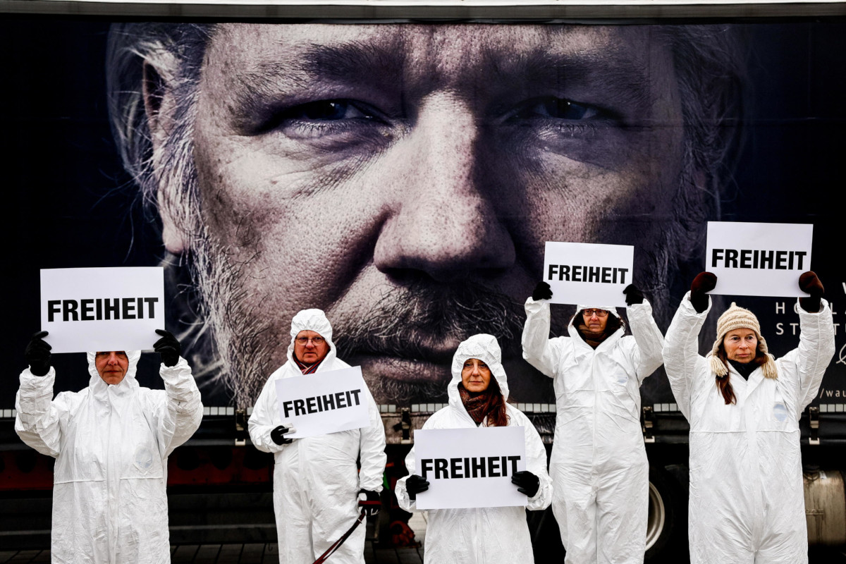 Alcuni fan di Julian Assange inneggiano alla “libertà” durante una manifestazione a Berlino contro l’ipotesi della sua estradizione negli Stati Uniti, 20 febbraio 2024