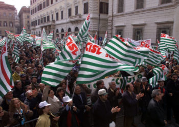 Foto d’archivio di una manifestazione della Cisl in piazza Santi Apostoli a Roma
