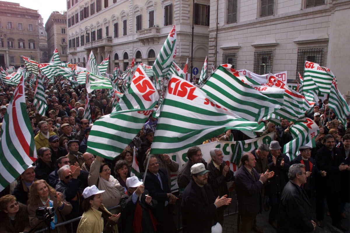 Foto d’archivio di una manifestazione della Cisl in piazza Santi Apostoli a Roma