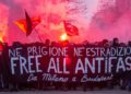 Collettivi anarchici e pro-Palestina a Milano manifestano per la liberazione di Ilaria Salis, anarchica milanese in carcere a Budapest con l'accusa di aver aggredito due neonazisti durante il “Giorno dell'onore”