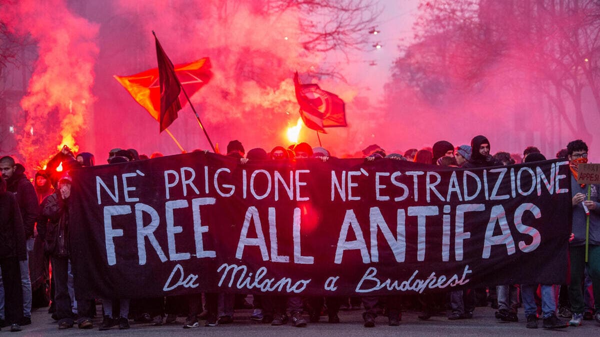 Collettivi anarchici e pro-Palestina a Milano manifestano per la liberazione di Ilaria Salis, anarchica milanese in carcere a Budapest con l'accusa di aver aggredito due neonazisti durante il “Giorno dell'onore” 