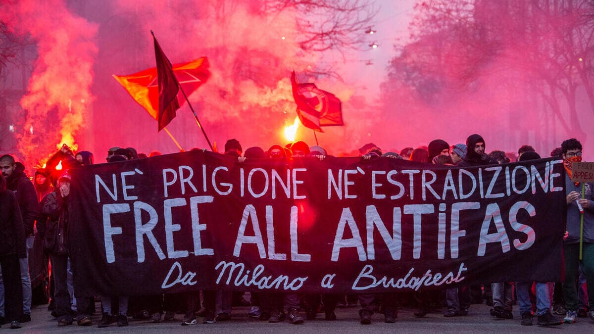 Collettivi anarchici e pro-Palestina a Milano manifestano per la liberazione di Ilaria Salis, anarchica milanese in carcere a Budapest con l'accusa di aver aggredito due neonazisti durante il “Giorno dell'onore”