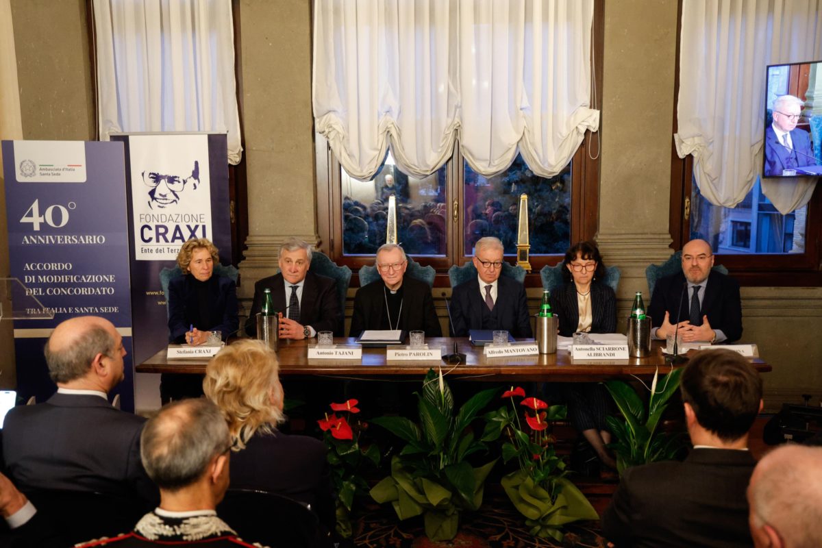 Da sinistra, Stefania Craxi, il ministro degli Affari Esteri Antonio Tajani. il cardinale Pietro Parolin, Alfredo Mantovano e Antonella Sciarrone Alibrandi Palazzo Borromeo durante il convegno Stato e Chiesa a 40 anni dalla firma del Concordato repubblicano, Roma, 8 Febbraio 2024 (Ansa)