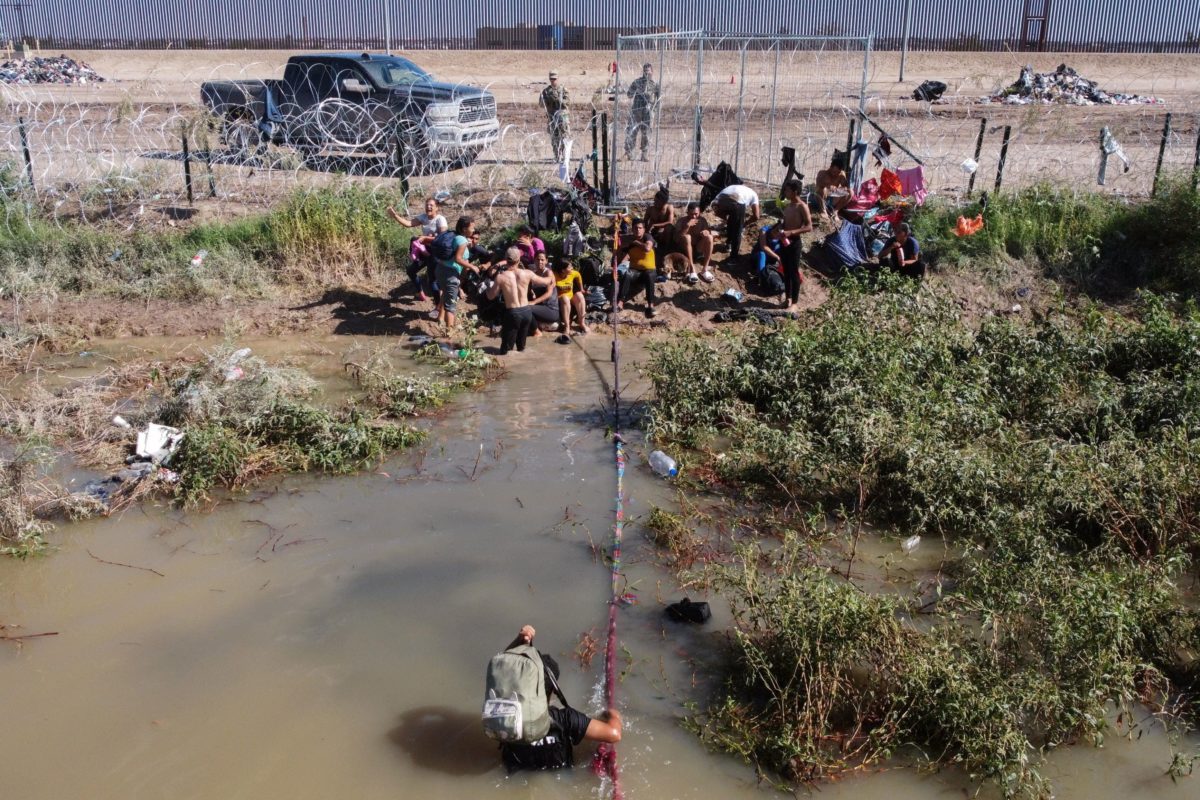 Migranti a Ciudad Juarez (Messico), cercano di entrare negli Stati Uniti, settembre 2023 (Ansa) 
