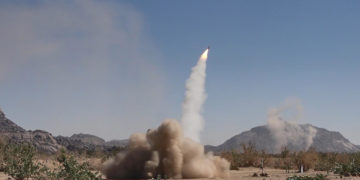 Lancio di un missile durante un’esercitazione militare delle forze Houthi in Yemen, 11 gennaio 2024
