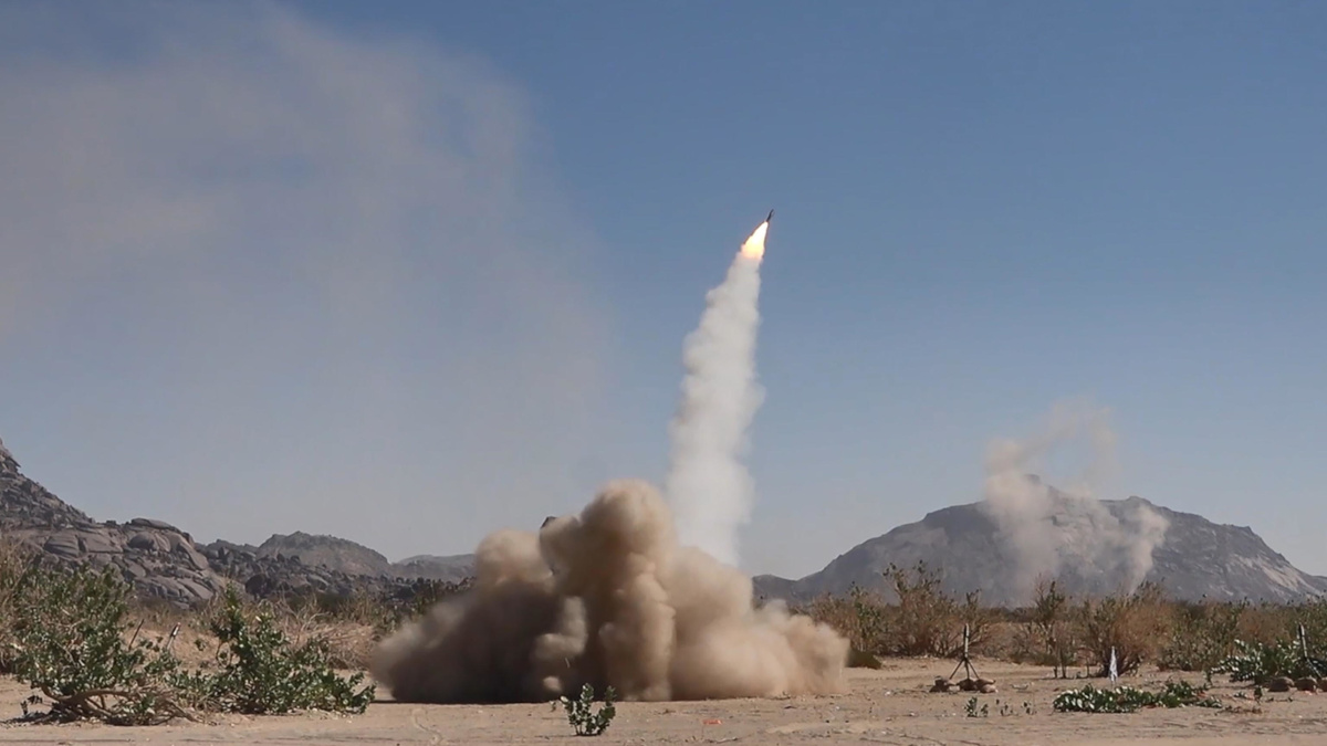 Lancio di un missile durante un’esercitazione militare delle forze Houthi in Yemen, 11 gennaio 2024