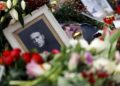 Fiori in memoria di Aleksey Navalny davanti all'ambasciata russa di Berlino, Germania, 21 febbraio 2024 (Ansa)
