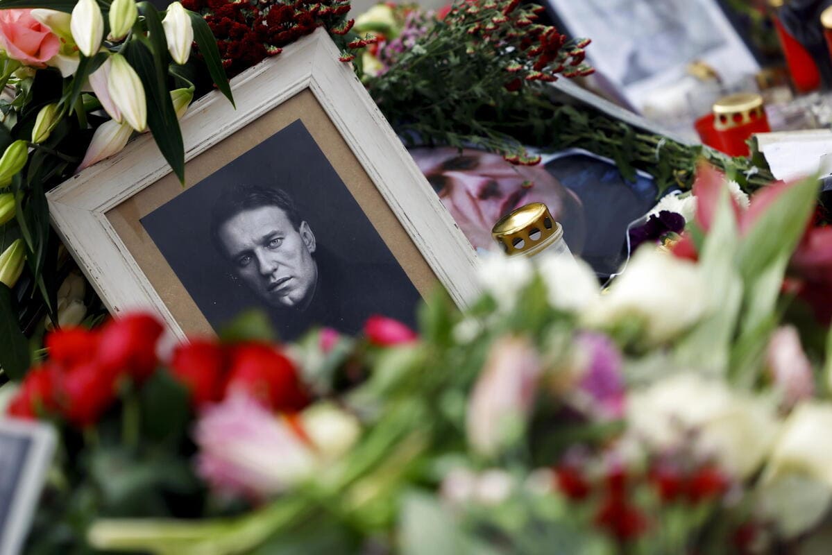 Fiori in memoria di Aleksey Navalny davanti all'ambasciata russa di Berlino, Germania, 21 febbraio 2024 (Ansa)