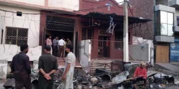 Una chiesa bruciata durante le violenze contro i cristiani del 16 agosto 2023 a Jaranwala, in Pakistan