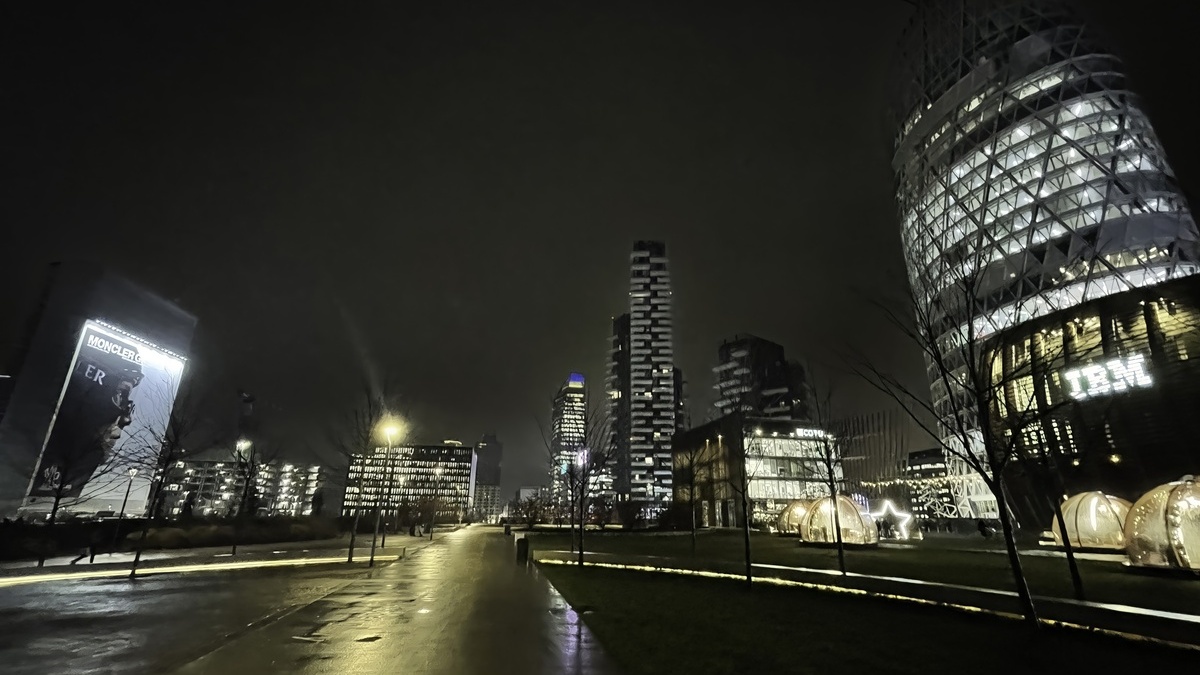 Vista notturna di Milano Porta Nuova