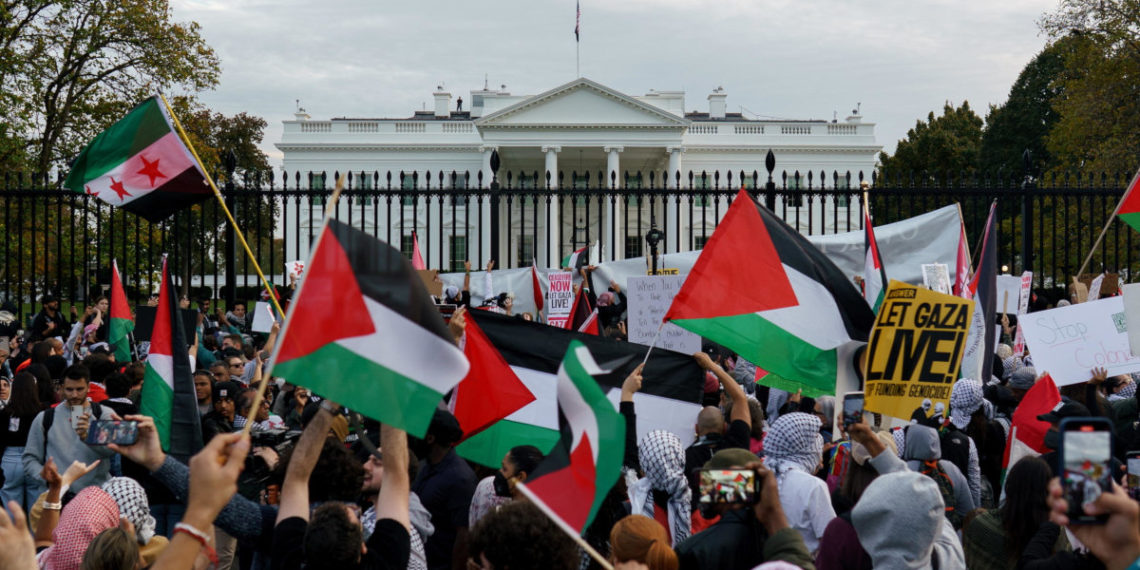 Protesta davanti alla Casa Bianca contro la guerra a Gaza, 4 novembre 2023