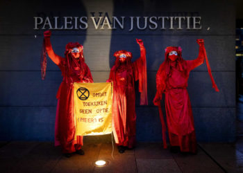 Protesta ambientalista contro Shell davanti alla Corte dell’Aja, Olanda, 1 dicembre 2020