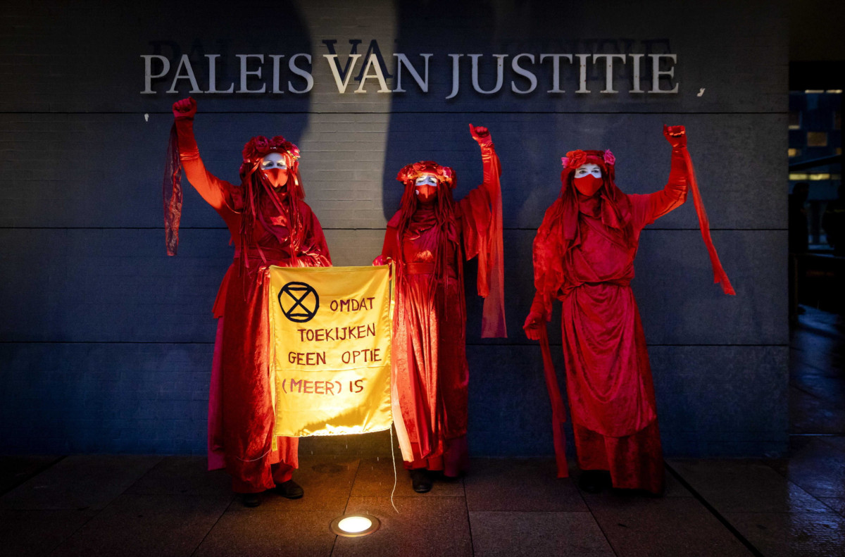 Protesta ambientalista contro Shell davanti alla Corte dell’Aja, Olanda, 1 dicembre 2020