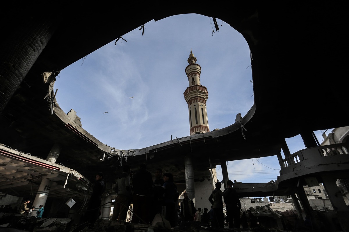La mosche di Al-Huda a Rafah, Striscia di Gaza, dopo i bombardamenti israeliani, 12 febbraio 2024 (Ansa)
