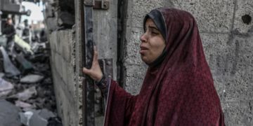 Una donna a Rafah, Striscia di Gaza, 12 febbraio 2024 (Ansa)
