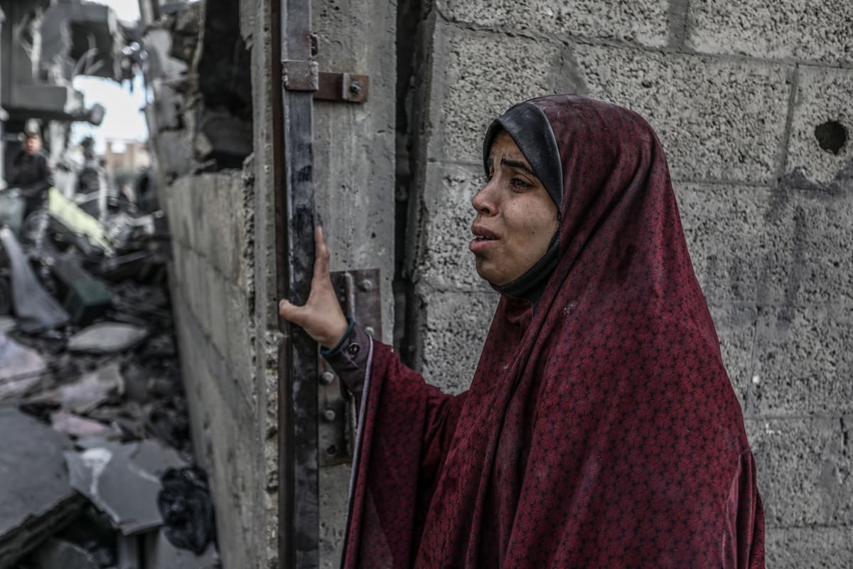 Una donna a Rafah, Striscia di Gaza, 12 febbraio 2024 (Ansa)