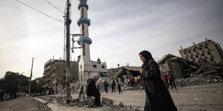 Le rovine della mosche a Rafah, Striscia di Gaza, 23 febbraio 2024 (Ansa)