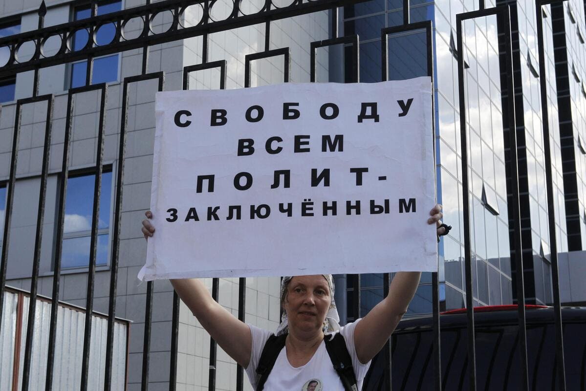 Una donna con il cartello "Libertà per tutti i prigionieri politici", Mosca, Russia, 31 luglio 2012 (Ansa)
