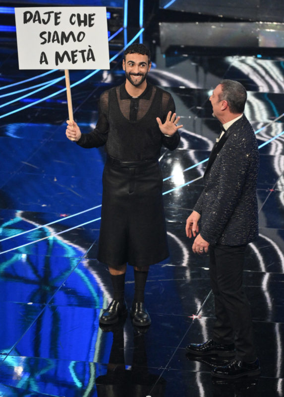 Marco Mengoni vestito benissimo a Sanremo