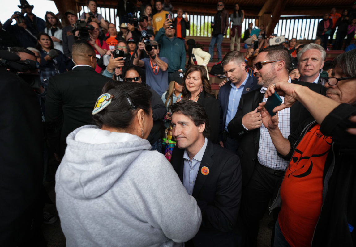 Il primo ministro canadese Justin Trudeau alla cerimonia per l’anniversario dell’annuncio del ritrovamento della presunta fossa comune nel terreno della ex scuola residenziale di Kamloops, 23 maggio 2022