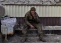 Un soldato fuma dopo essere riuscito a ritirarsi da Avdiivka, conquistata il 17 febbraio dai russi