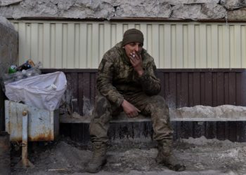 Un soldato fuma dopo essere riuscito a ritirarsi da Avdiivka, conquistata il 17 febbraio dai russi