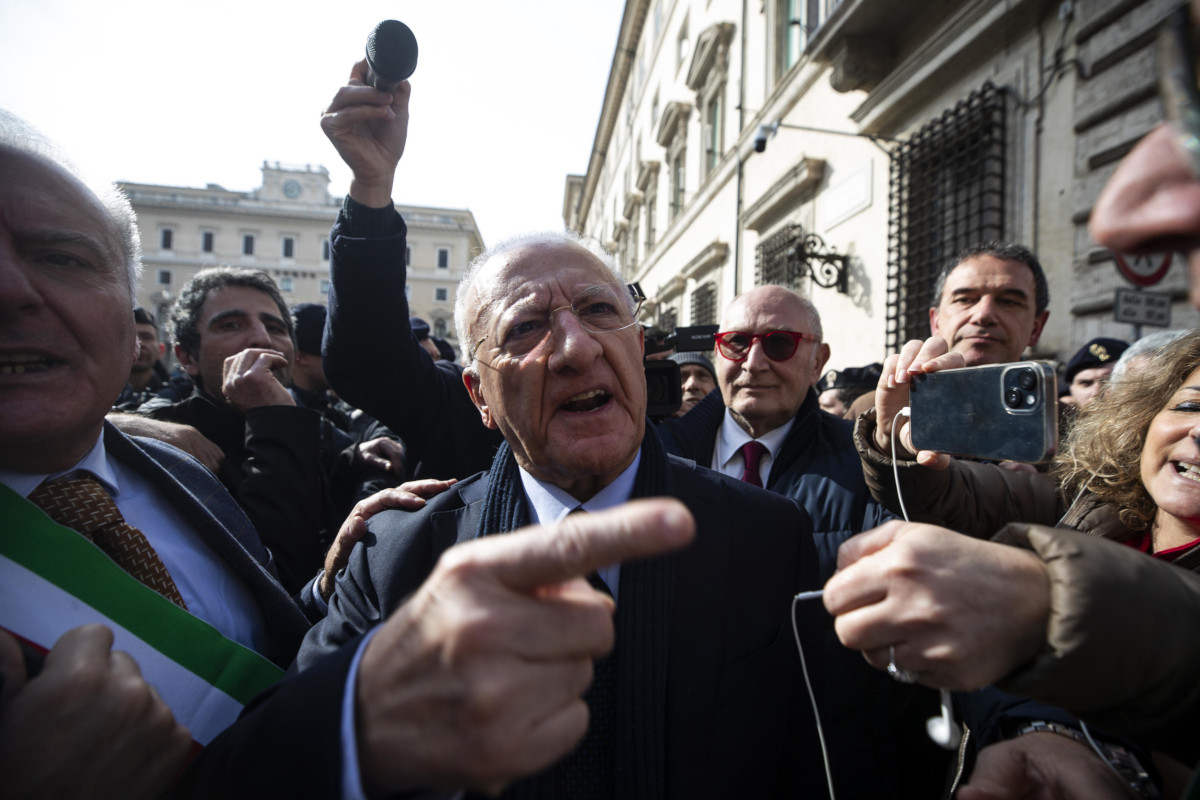 Il governatore Vincenzo De Luca a Palazzo Chigi per la “marcia” dei sindaci della Campania contro l’autonomia differenziata e il blocco del Fondo di sviluppo e coesione, 16 febbraio 2024