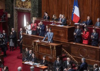 Il primo ministro francese Gabriel Attal in Parlamento durante la discussione dell'approvazione del diritto costituzionale all'aborto, Parigi, Francia, 4 marzo 2024 (Ansa)