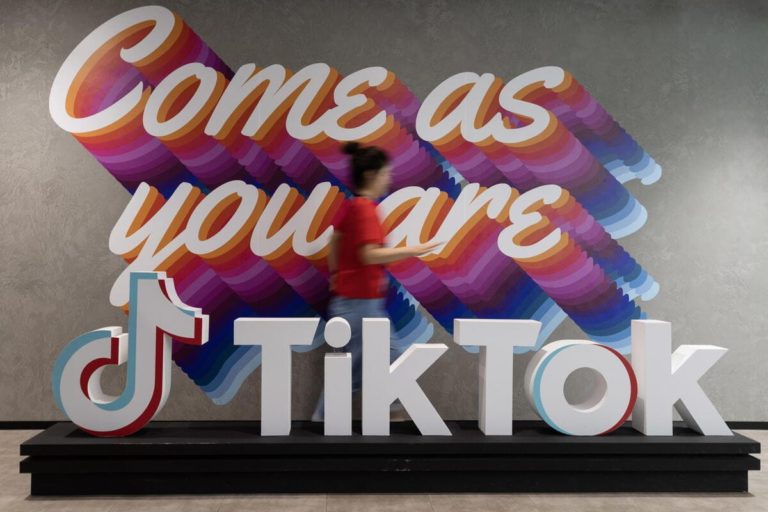 «Monetizza creando dipendenza». L’Antitrust attacca e multa TikTok