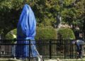 La statua di Cristoforo Colombo avvolta da un telo e recintata dopo le proteste di Black Lives Matter, Johnston, Rhode Island, Stati Uniti, 4 ottobre 2023 (foto Ansa)