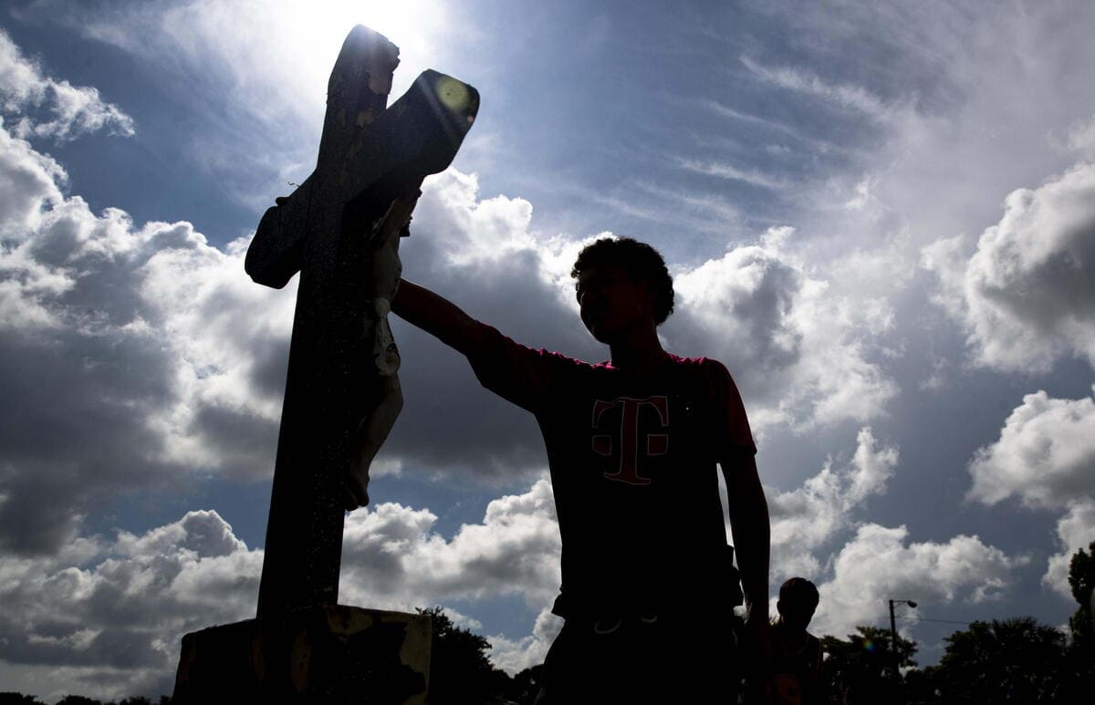 un uomo al cimitero di Managua, 2 novembre 2023 (Ansa)